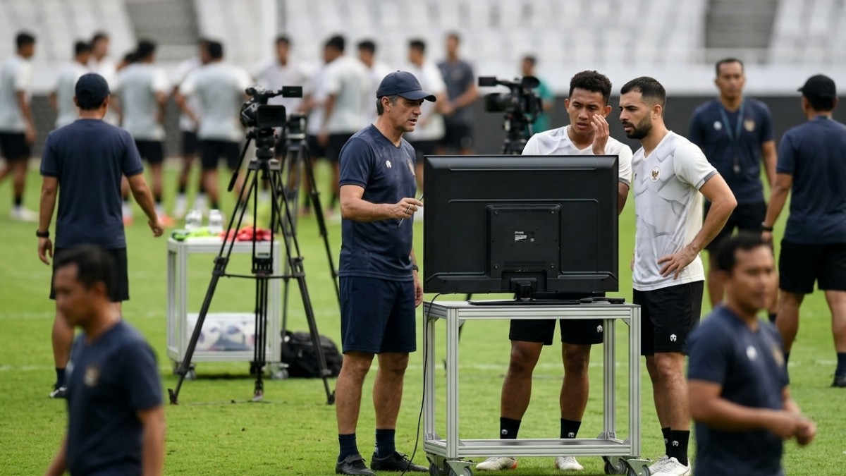 Unik! Pelatih Timnas Bawa TV ke Lapangan, Rizky Ridho Sampai Tanya ke Jordi Amat: Ini Normal di Eropa?